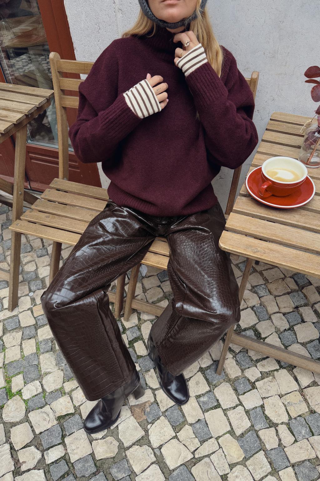 МЯГКИЙ ТРИКОТАЖНЫЙ СВИТЕР С ВЫСОКИМ ВОРОТНИКОМ