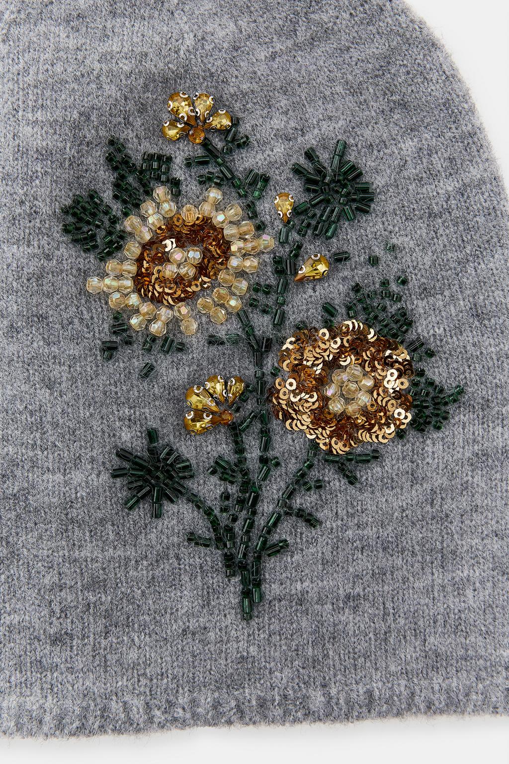 ШАПКА БИНИ С ВЫШИВКОЙ ЦВЕТОВ И БУСИНАМИ