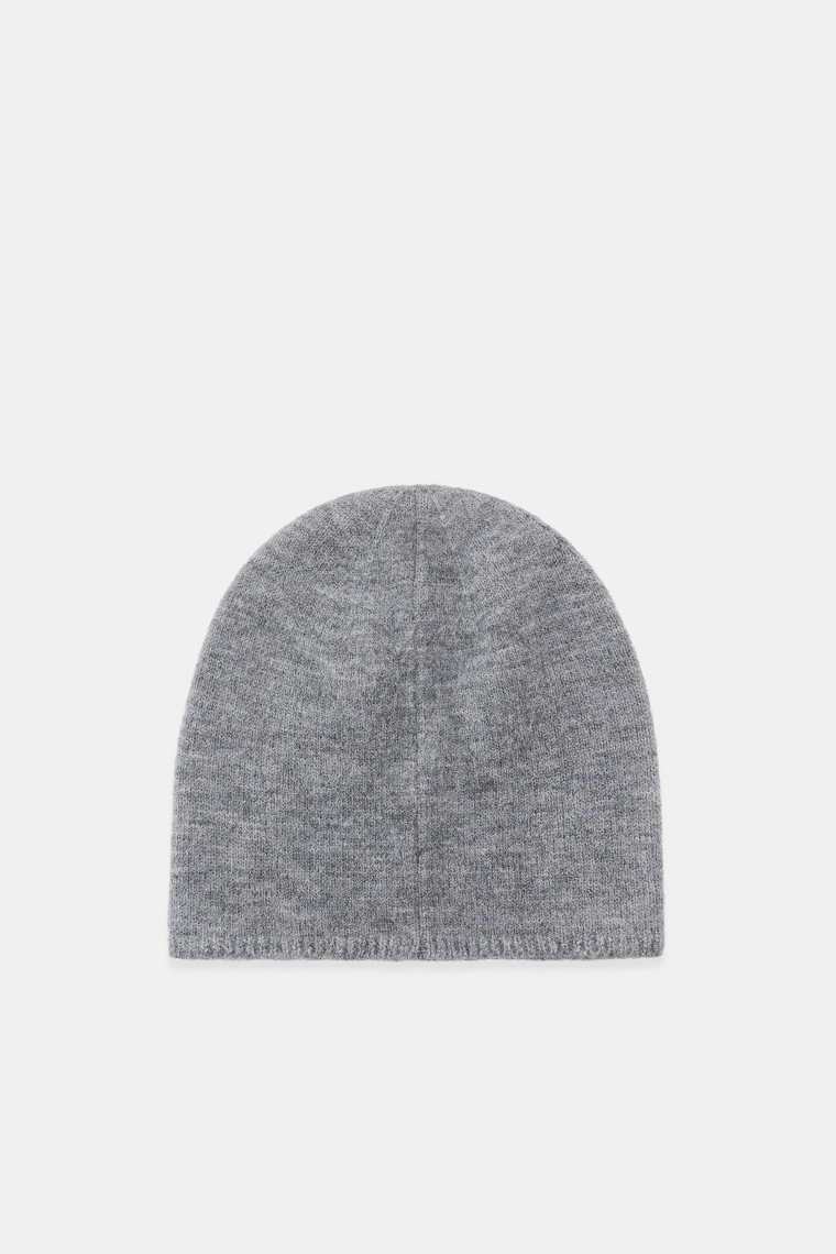 Шапка-бини с цветочной вышивкой и бисером