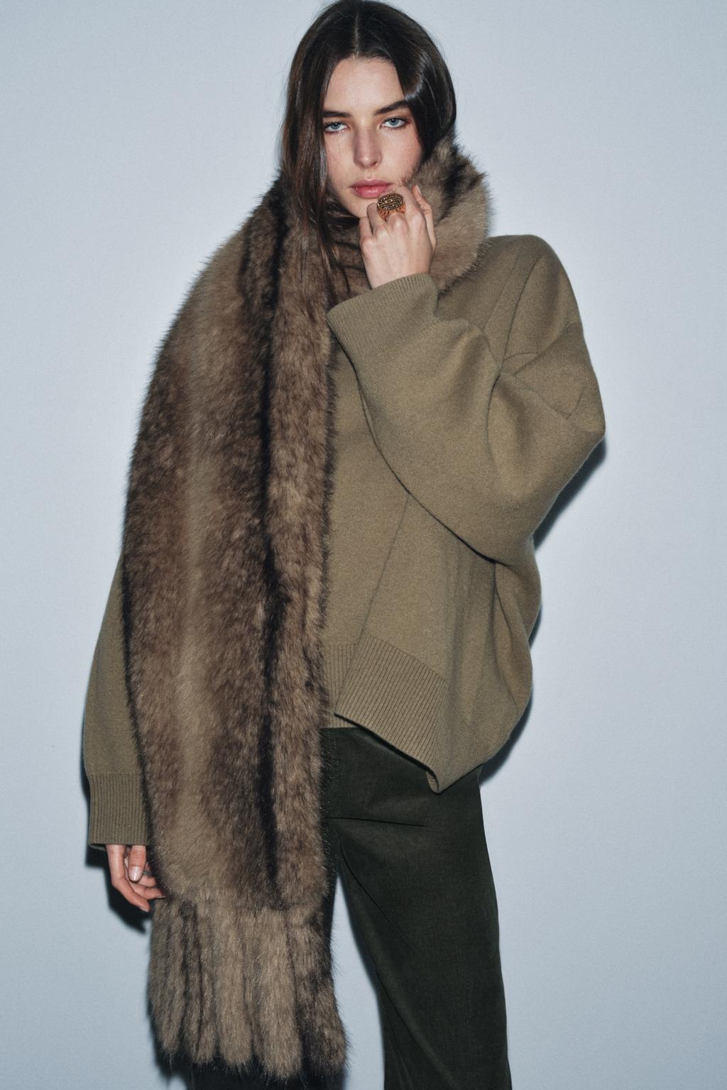 ОДНОТОННЫЙ ДЛИННЫЙ ШАРФ ИЗ ИСКУССТВЕННОГО МЕХА С БАХРОМОЙ