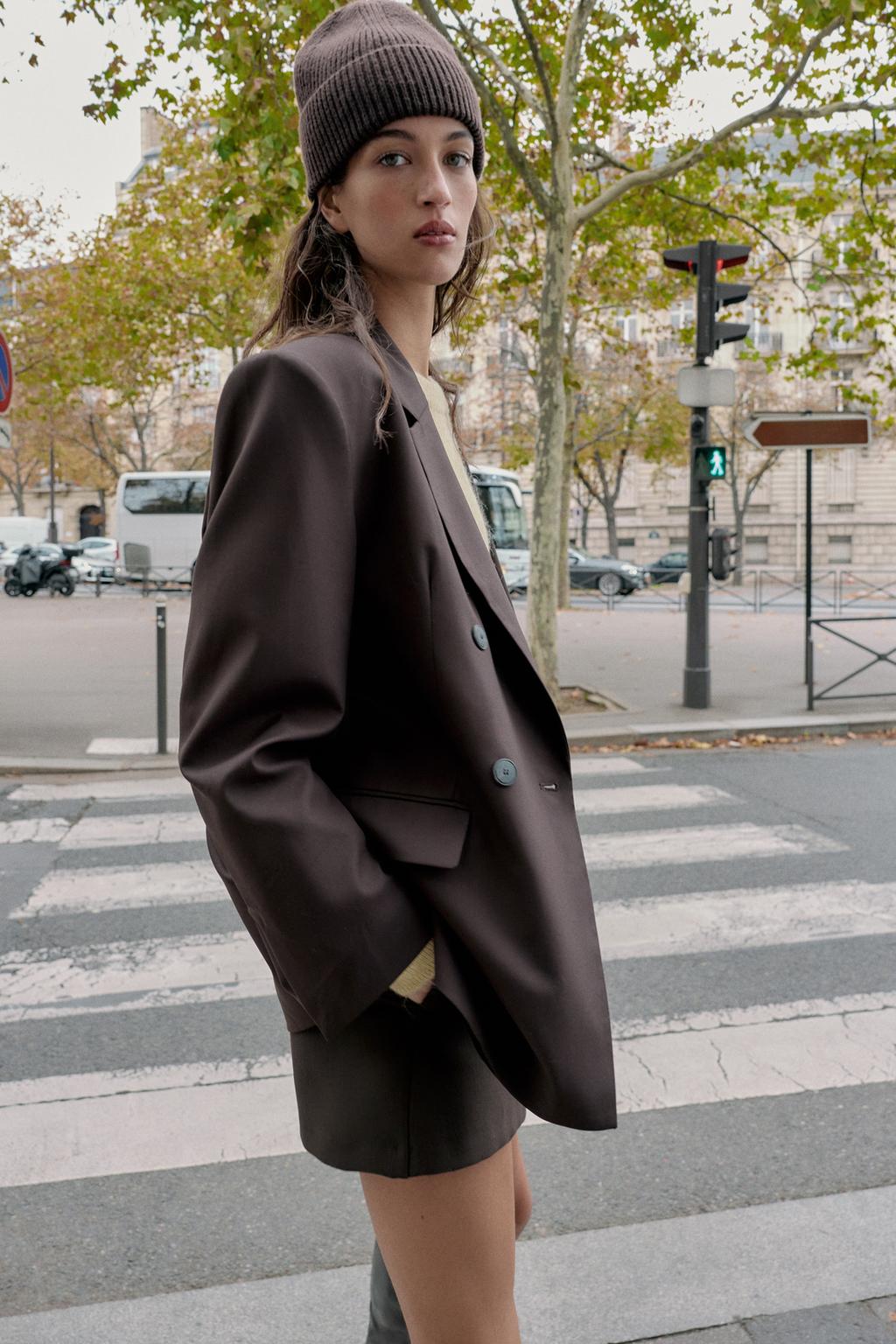 ДВУБОРТНЫЙ БЛЕЙЗЕР С ПОДПЛЕЧНИКАМИ