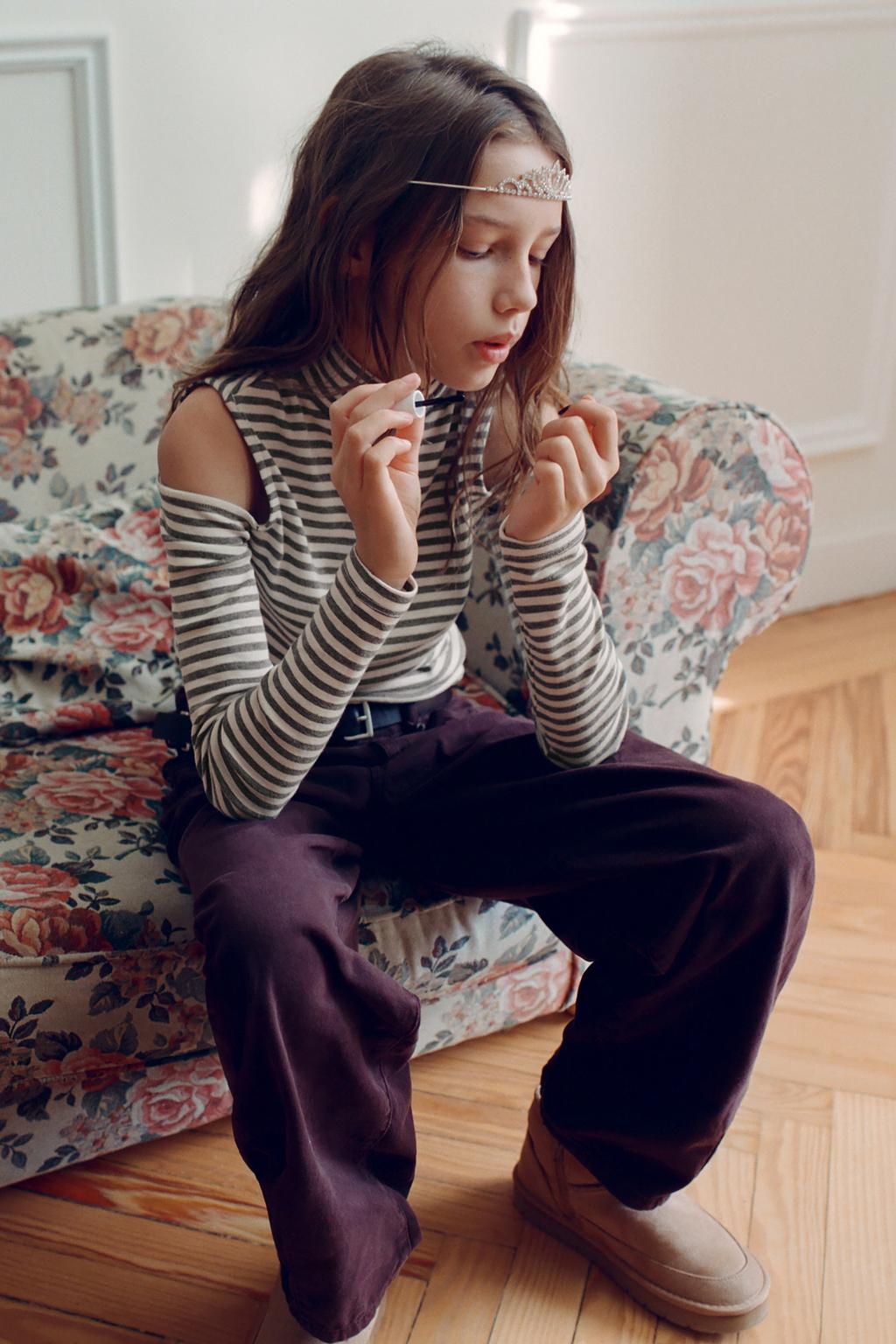 ФУТБОЛКА С ВОРОТНИКОМ-СТОЙКОЙ И ВЫРЕЗАМИ