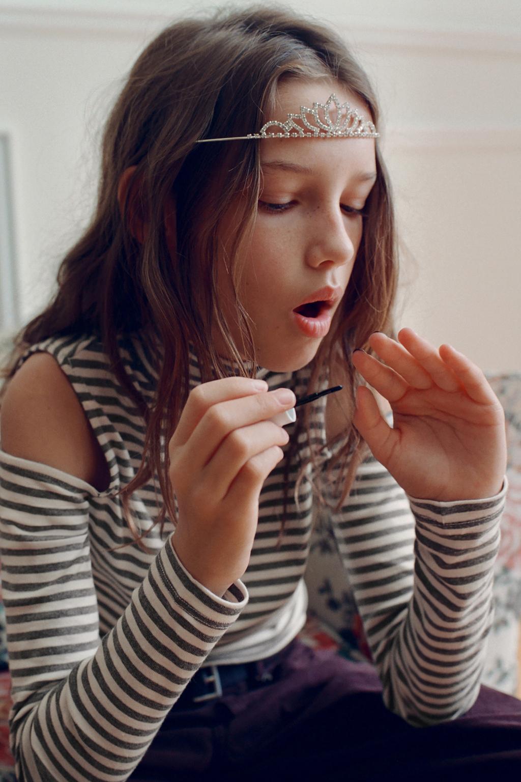 ФУТБОЛКА С ВОРОТНИКОМ-СТОЙКОЙ И ВЫРЕЗАМИ