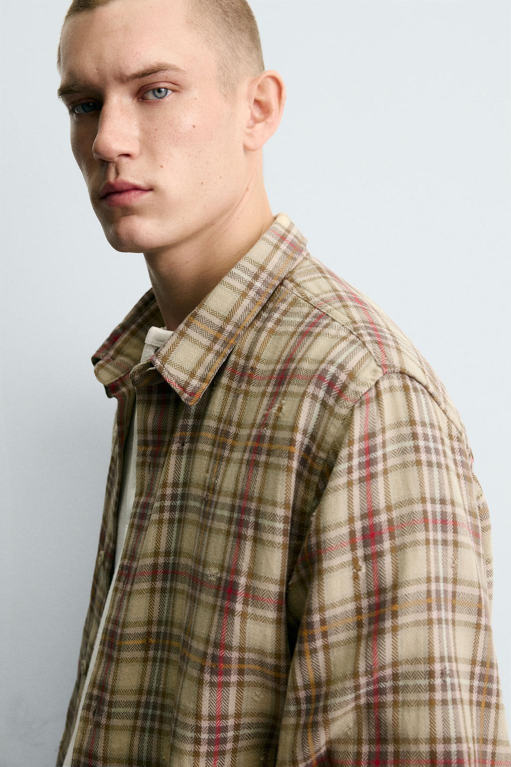 РУБАШКА В КЛЕТКУ С ЭФФЕКТОМ РВАНЫХ ДЕТАЛЕЙ