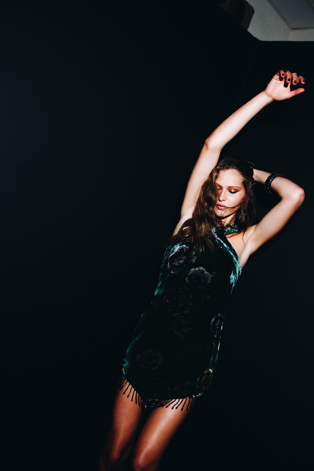 БАРХАТНОЕ ПЛАТЬЕ С БАХРОМОЙ