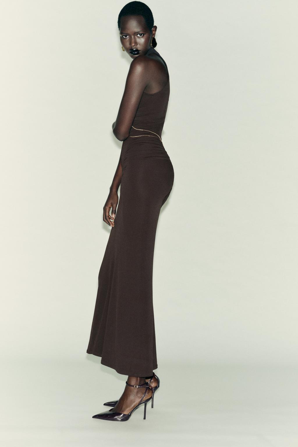 ПЛАТЬЕ С ЦЕПОЧКОЙ И ГОРЛОВИНОЙ ХАЛТЕР