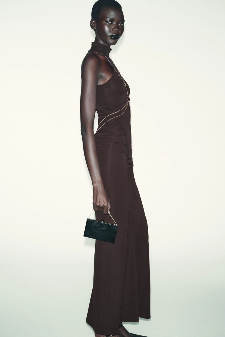 ПЛАТЬЕ С ЦЕПОЧКОЙ И ГОРЛОВИНОЙ ХАЛТЕР