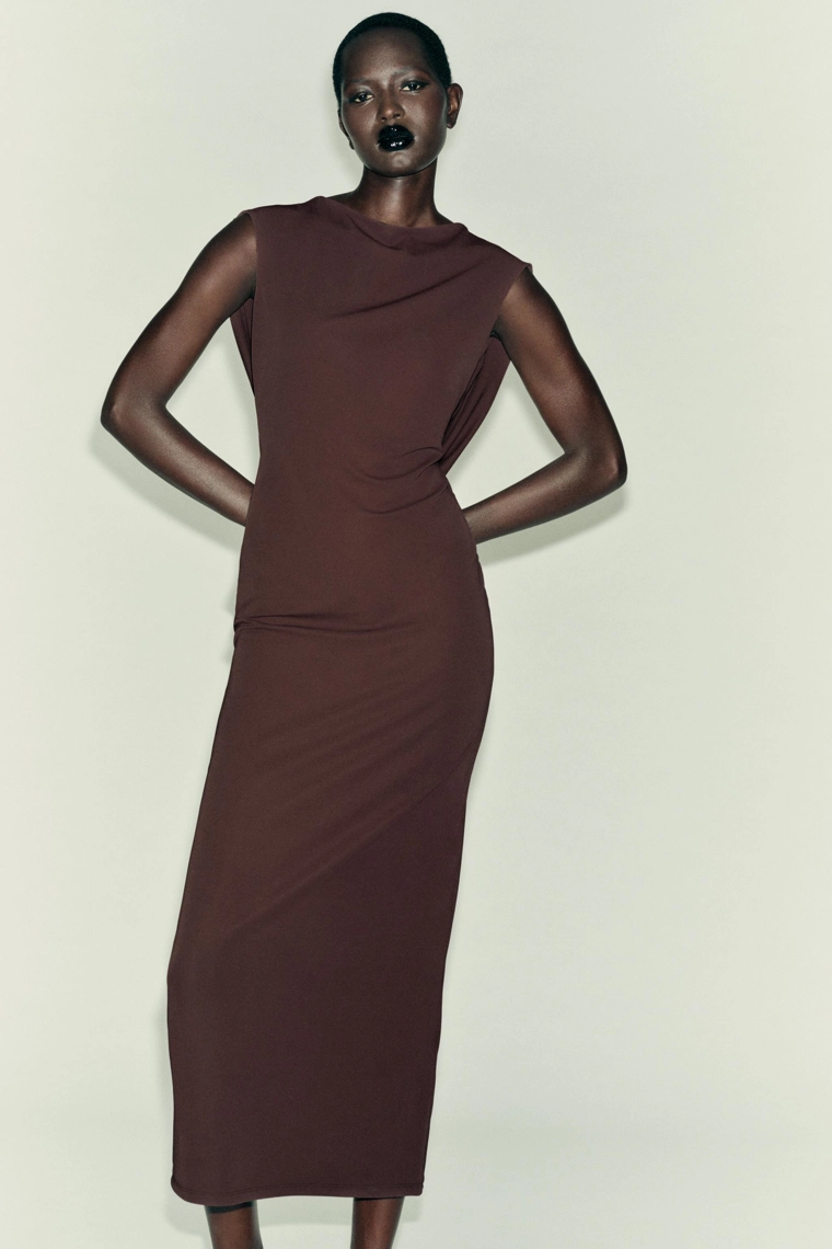 Платье с открытой спиной и деталями из цепочки