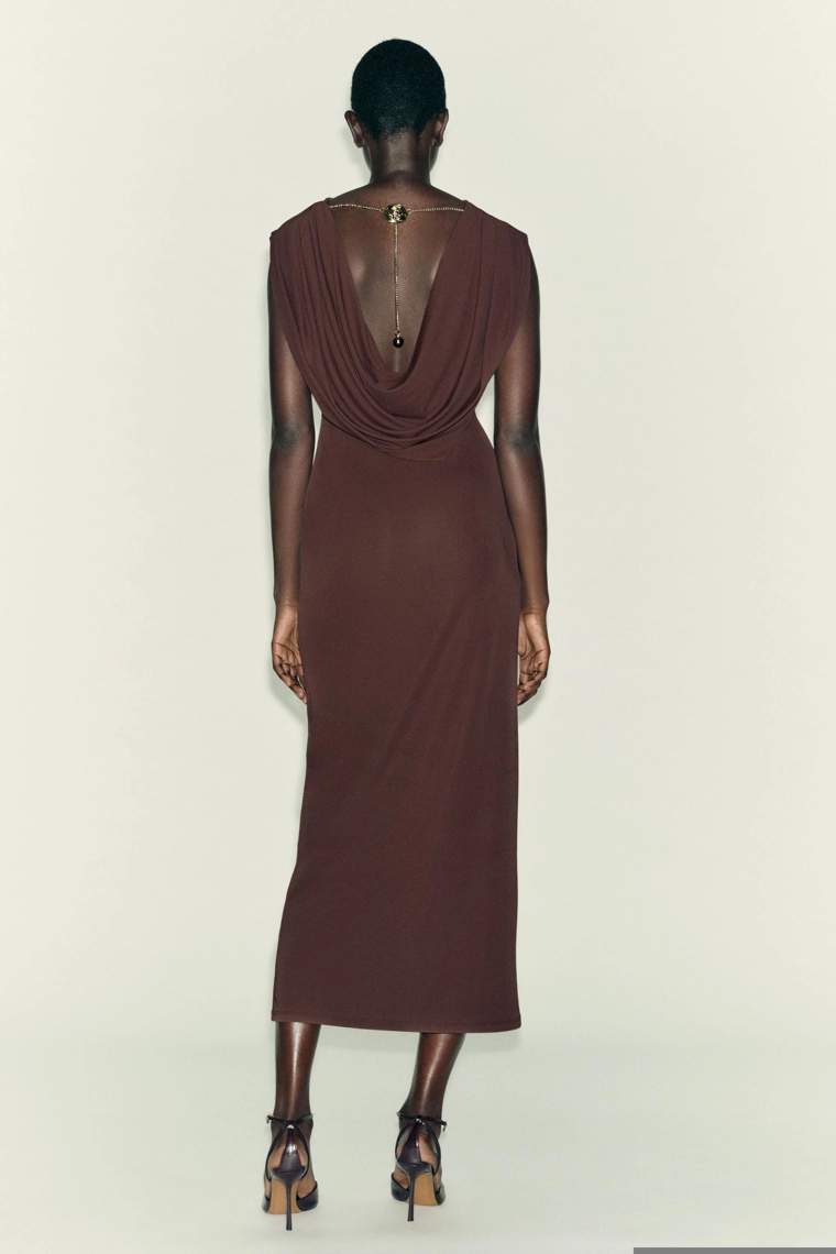 Платье с открытой спиной и деталями из цепочки