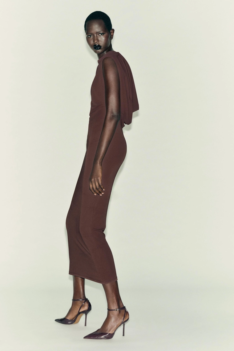 Платье с открытой спиной и деталями из цепочки