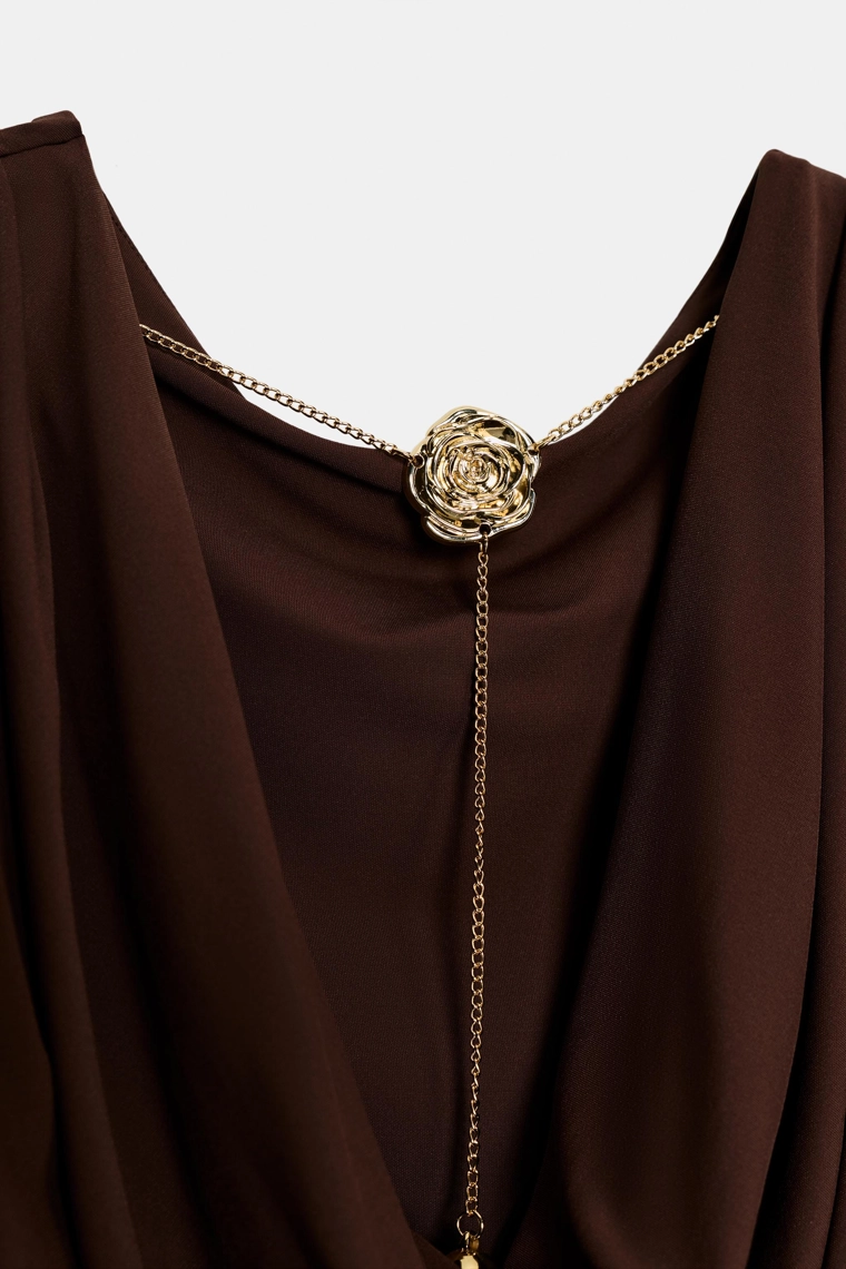 Платье с открытой спиной и деталями из цепочки