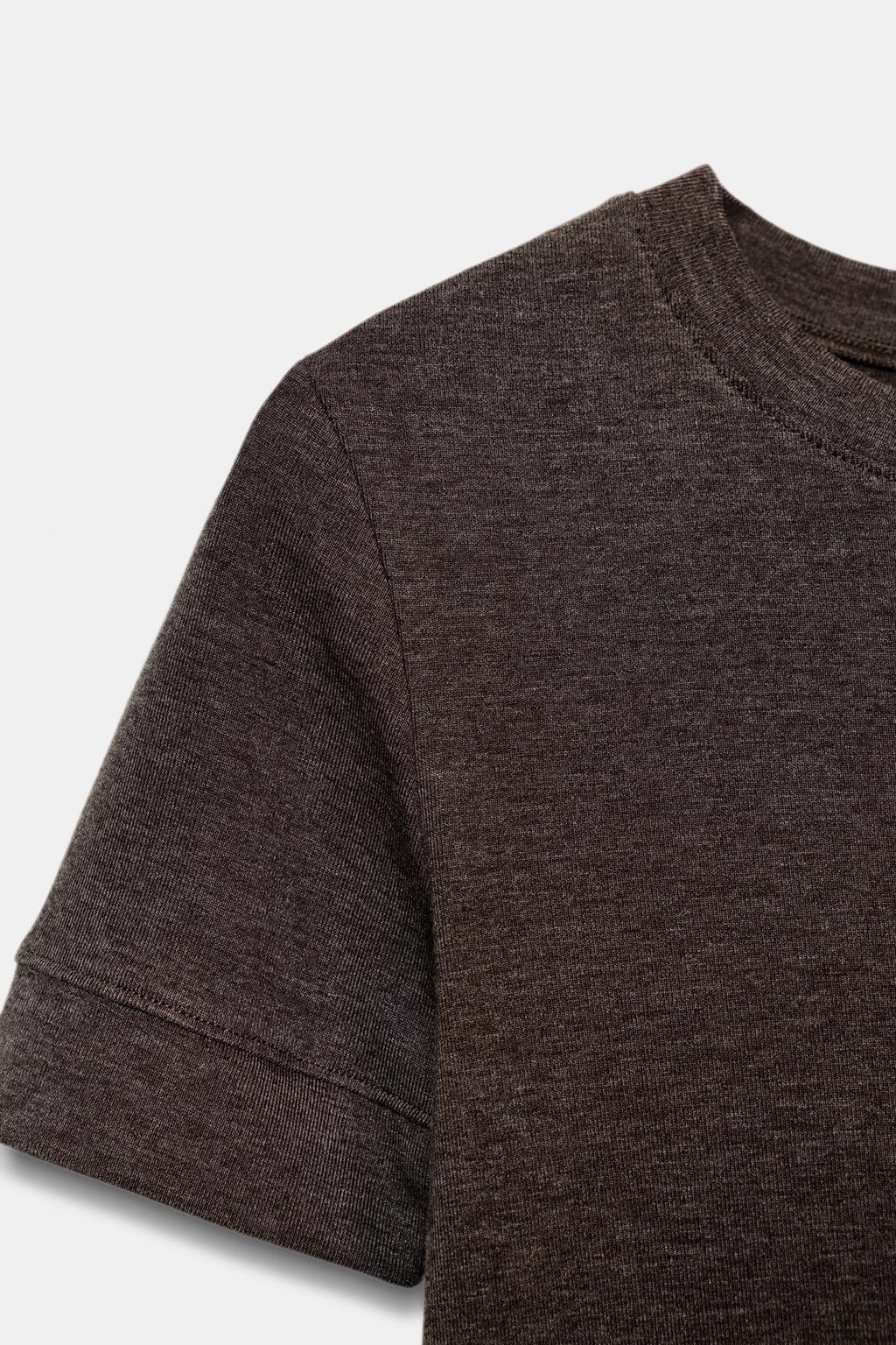 МИНИМАЛИСТИЧНАЯ ФУТБОЛКА С КОРОТКИМИ РУКАВАМИ