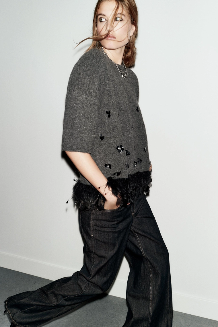 Джемпер из шерсти с пайетками и перьями