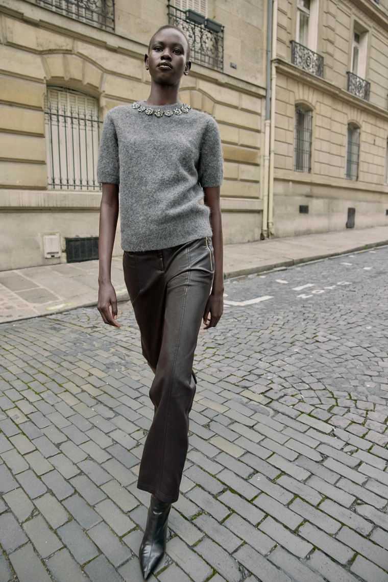 Джемпер с короткими рукавами и драгоценными бусинами