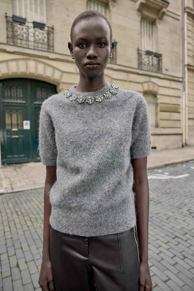 Джемпер с короткими рукавами и драгоценными бусинами