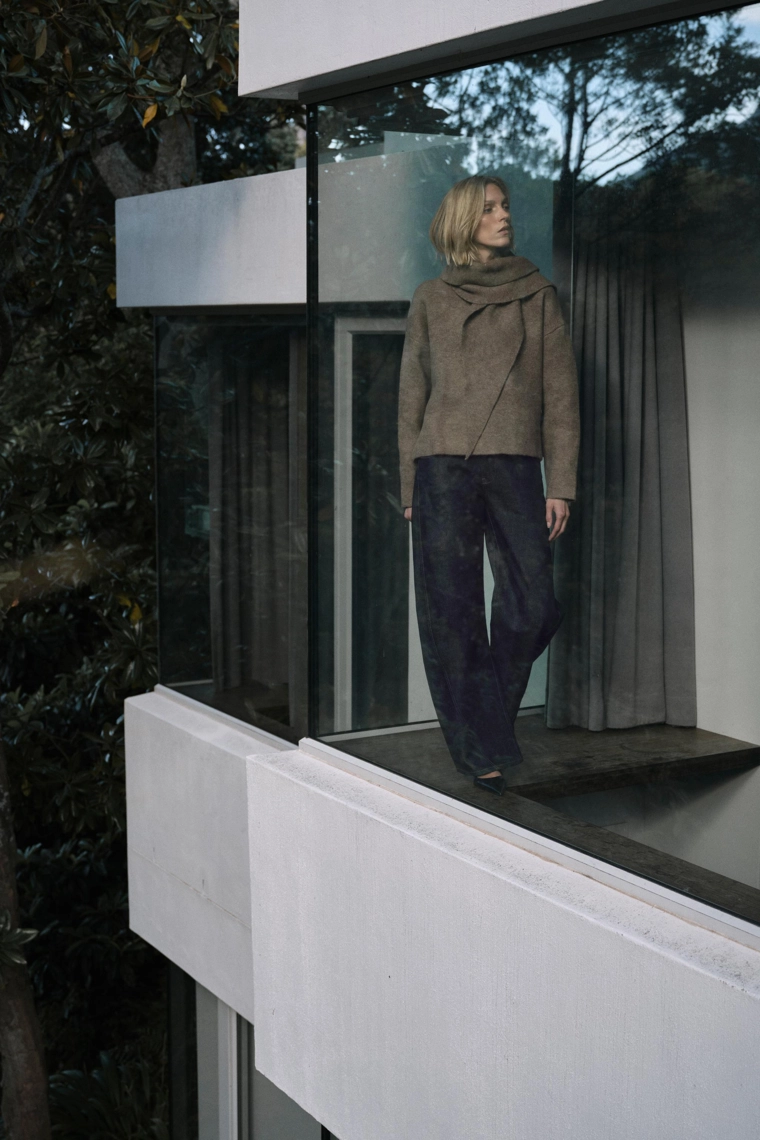 Джемпер из вязаной ткани с шарфом