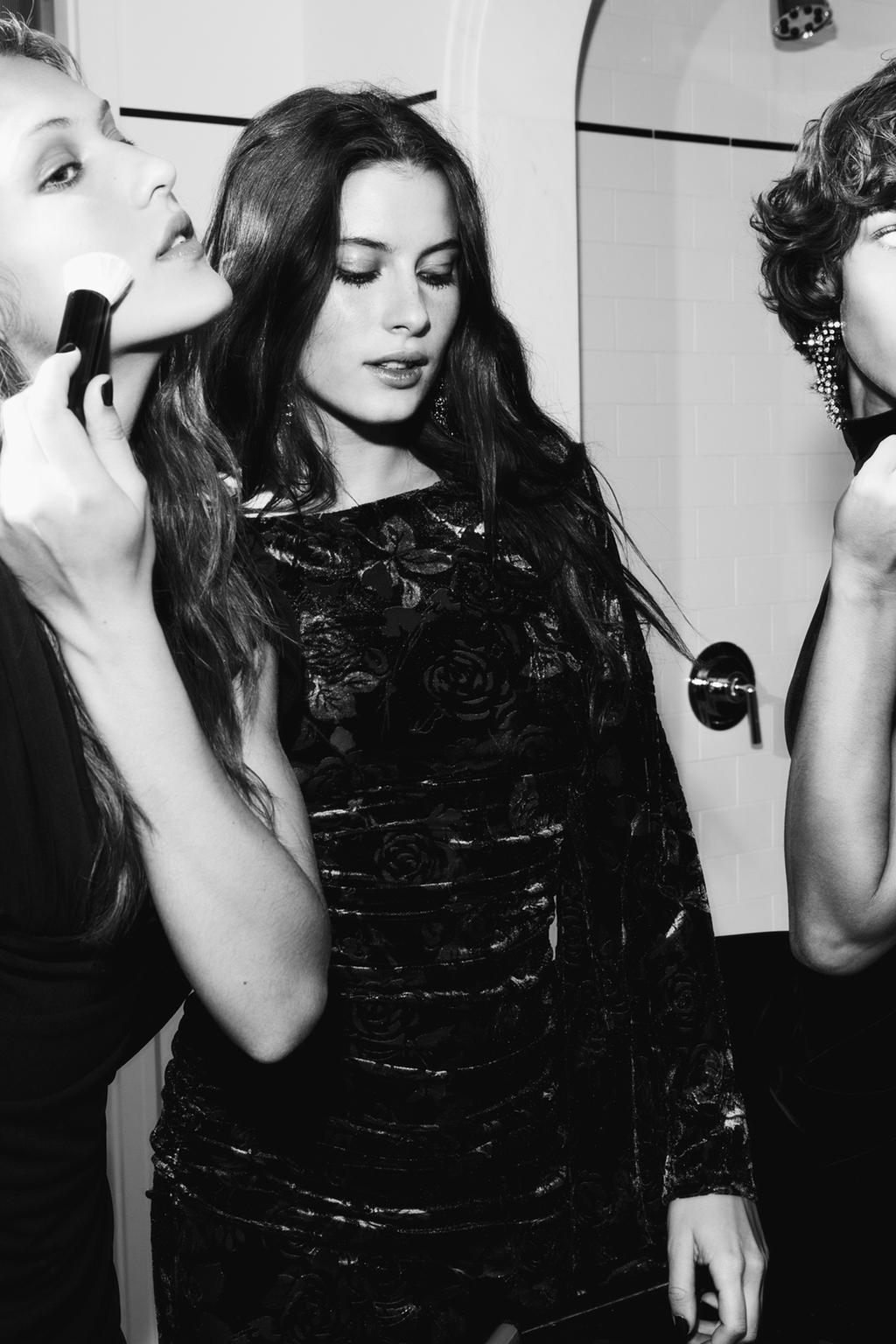 БАРХАТНОЕ ПЛАТЬЕ СО СБОРКАМИ