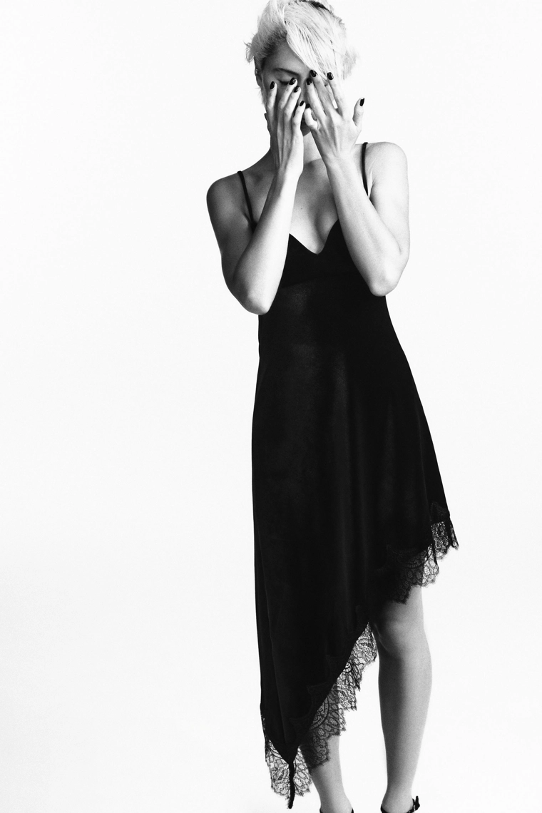 БАРХАТНОЕ ПЛАТЬЕ МИДИ С КРУЖЕВОМ