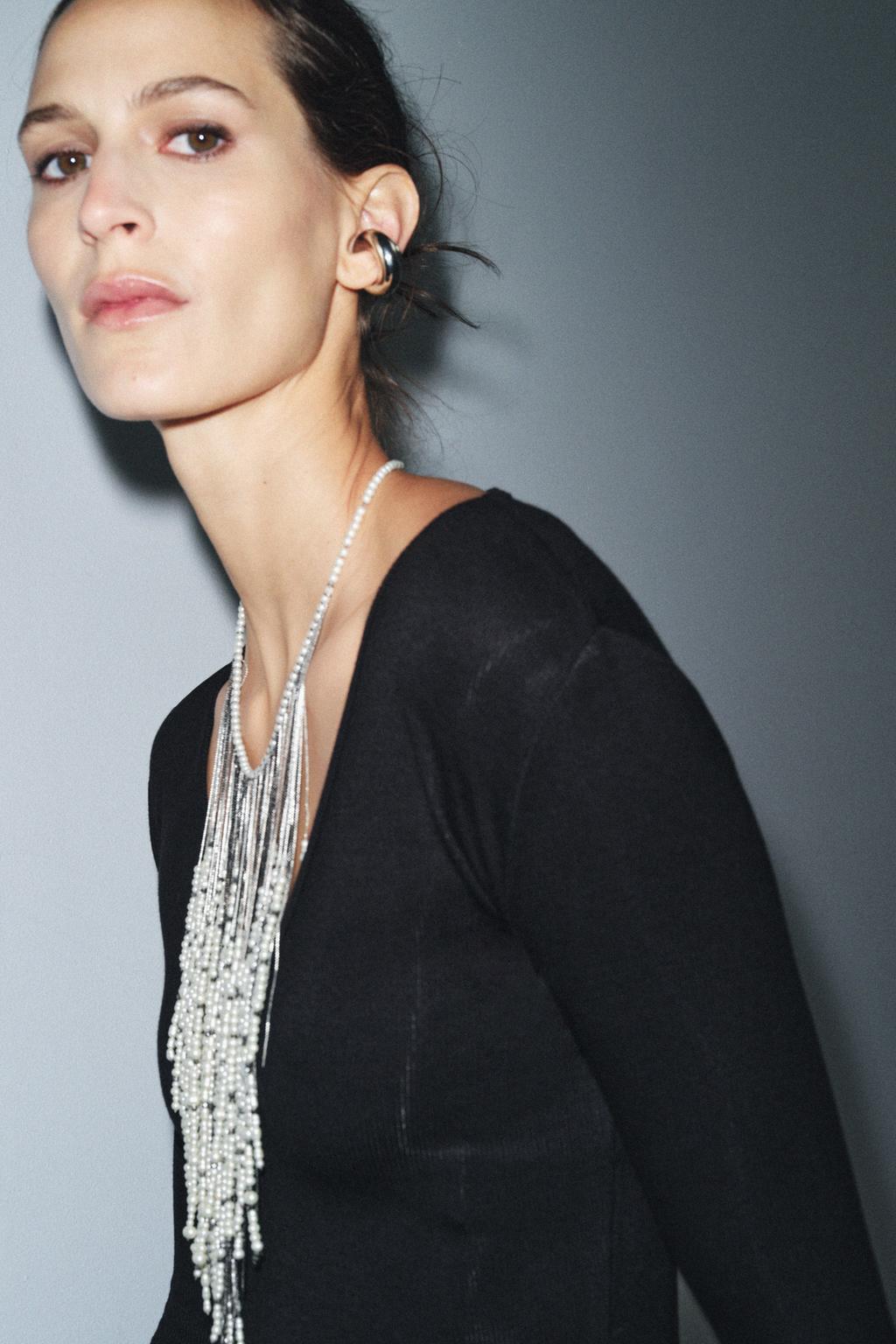 ДЛИННОЕ ПЛАТЬЕ С V-ОБРАЗНЫМ ВЫРЕЗОМ