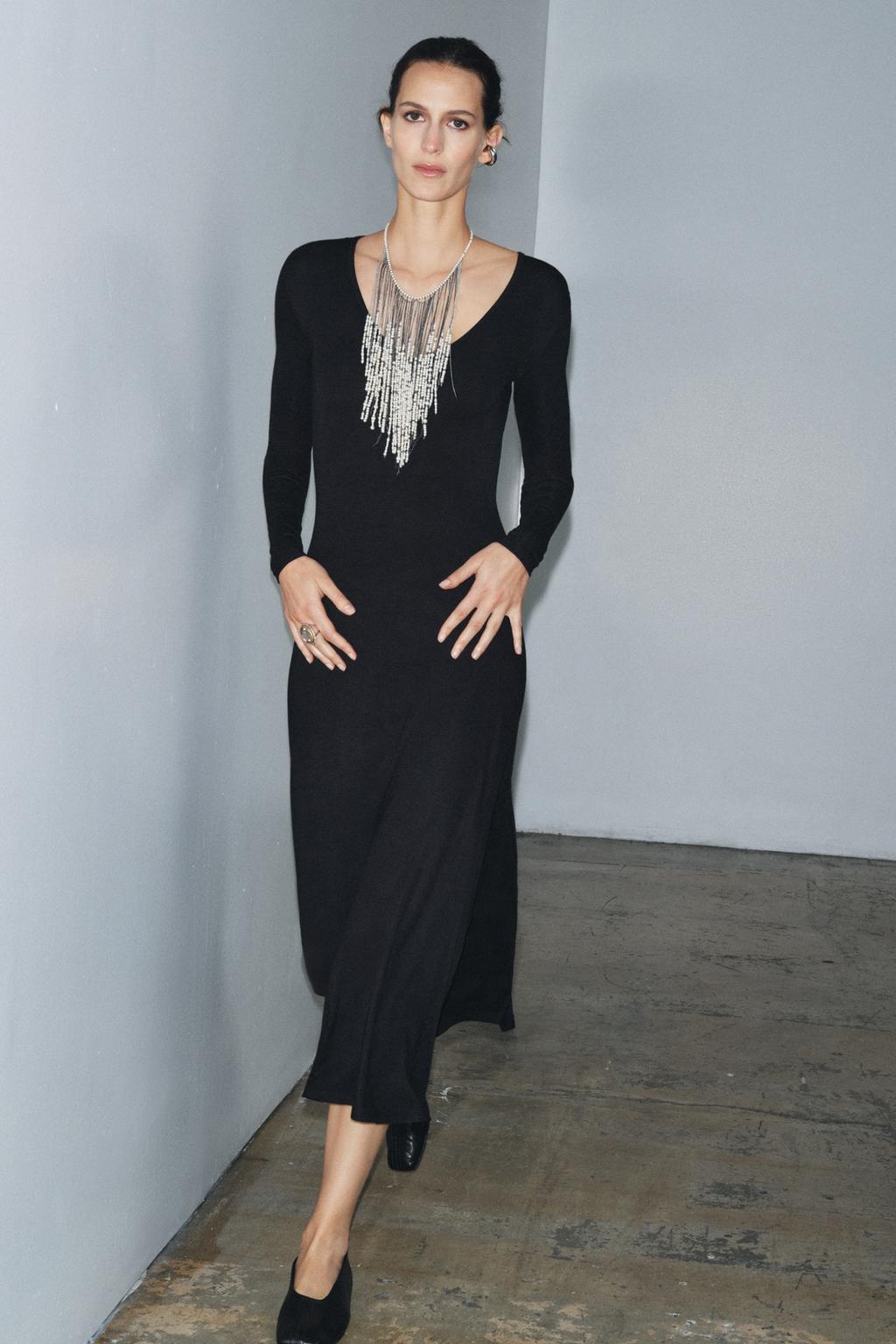 ДЛИННОЕ ПЛАТЬЕ С V-ОБРАЗНЫМ ВЫРЕЗОМ