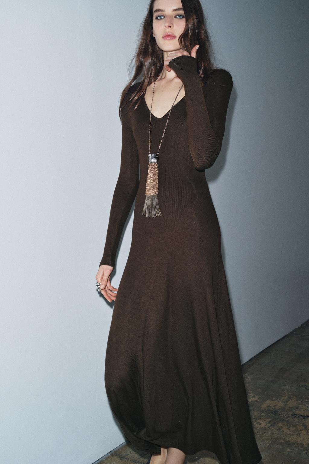 ДЛИННОЕ ПЛАТЬЕ С V-ОБРАЗНЫМ ВЫРЕЗОМ