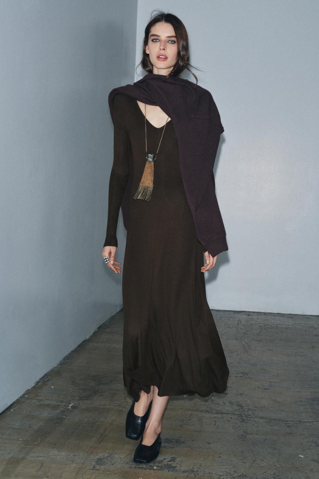 ДЛИННОЕ ПЛАТЬЕ С V-ОБРАЗНЫМ ВЫРЕЗОМ