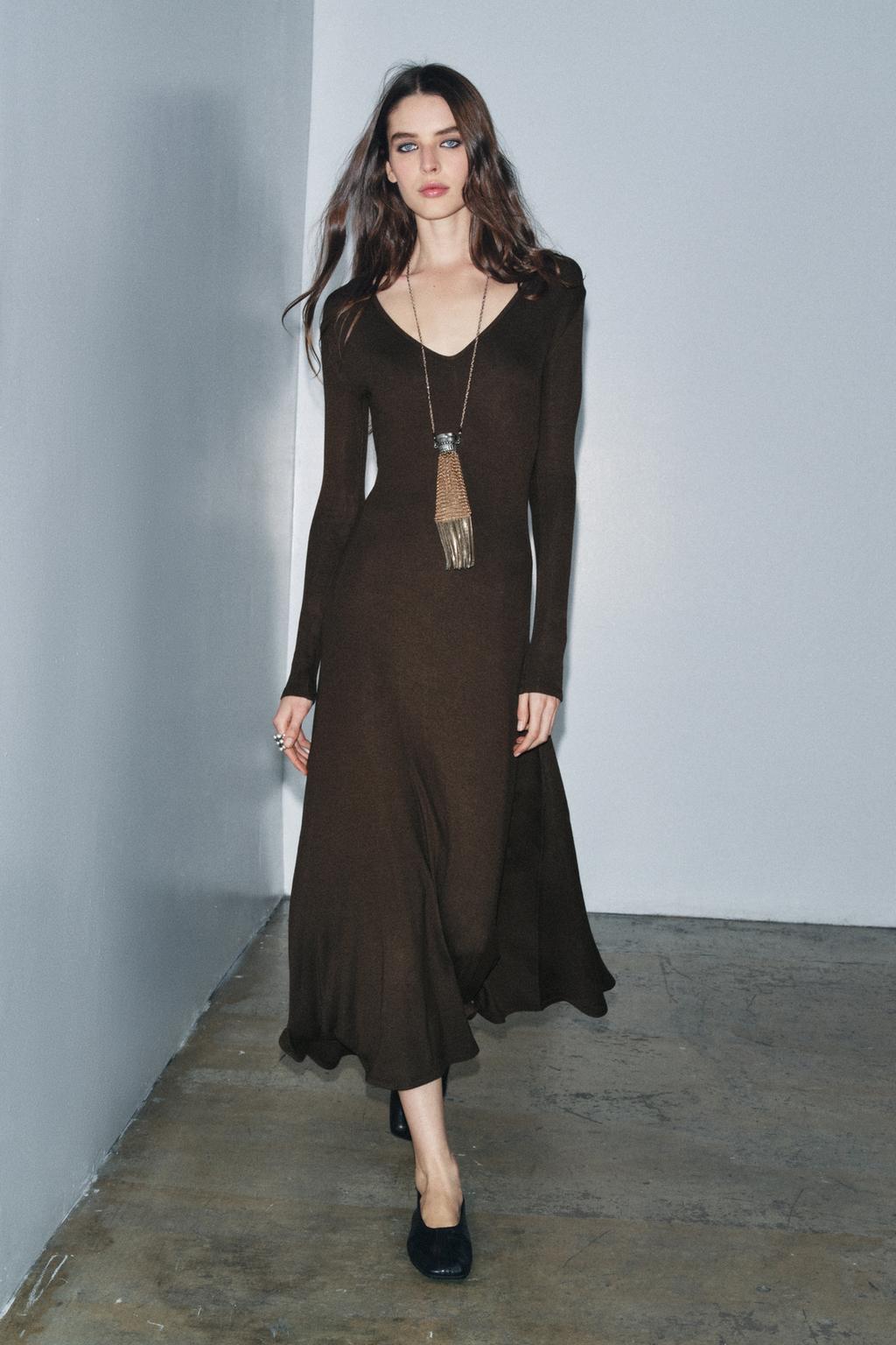 ДЛИННОЕ ПЛАТЬЕ С V-ОБРАЗНЫМ ВЫРЕЗОМ