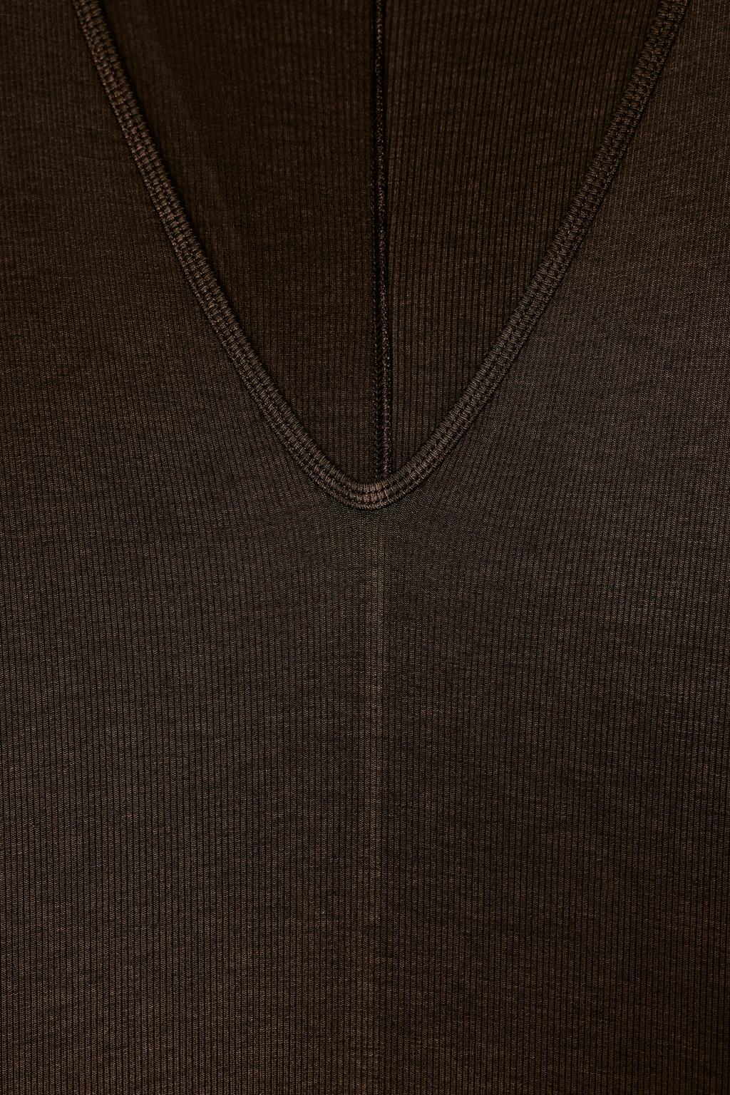 ДЛИННОЕ ПЛАТЬЕ С V-ОБРАЗНЫМ ВЫРЕЗОМ