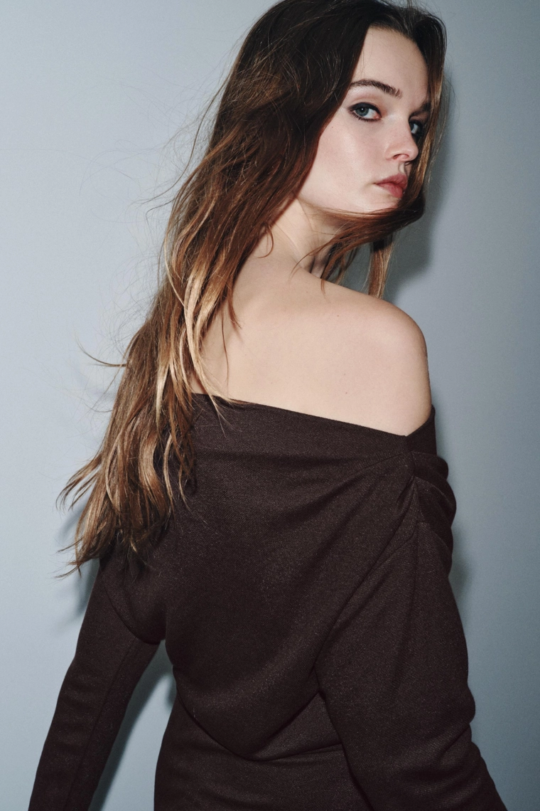 Платье с мягкими складками и брошью