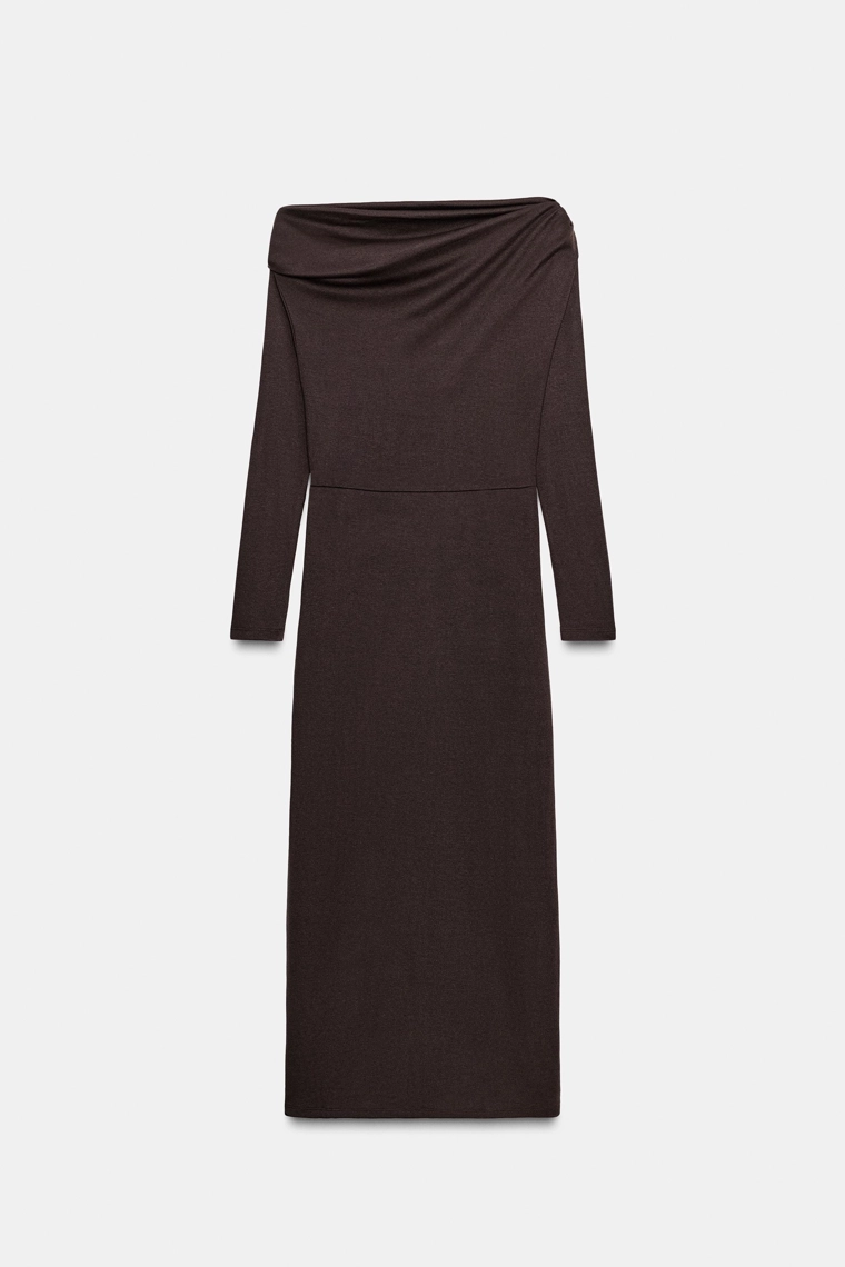 Платье с мягкими складками и брошью