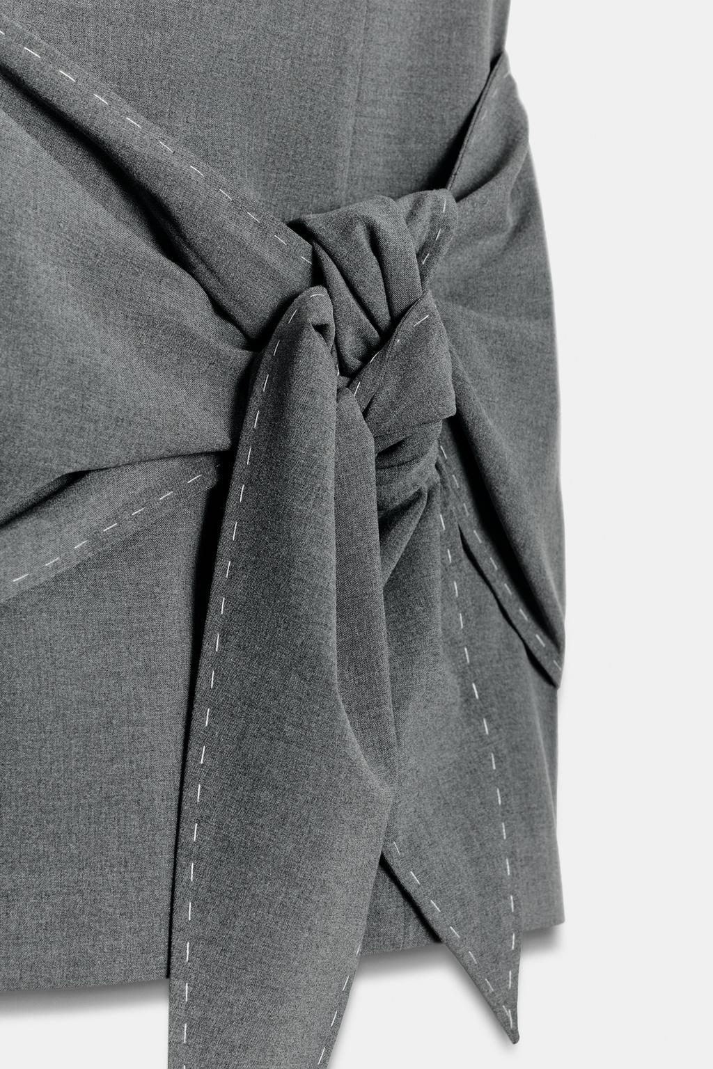 КОРОТКОЕ ПЛАТЬЕ С ЗАВЯЗКАМИ И ОТДЕЛОЧНОЙ СТРОЧКОЙ