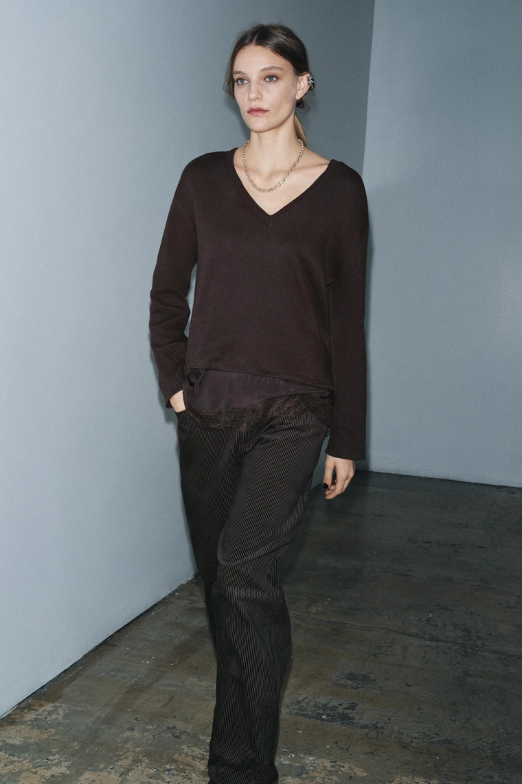 Футболка с кружевными вставками