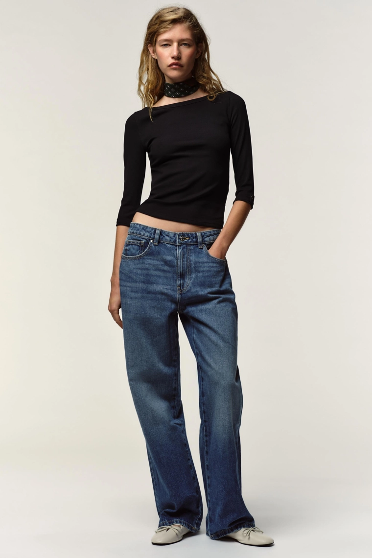 Футболка с узором и пуговицами