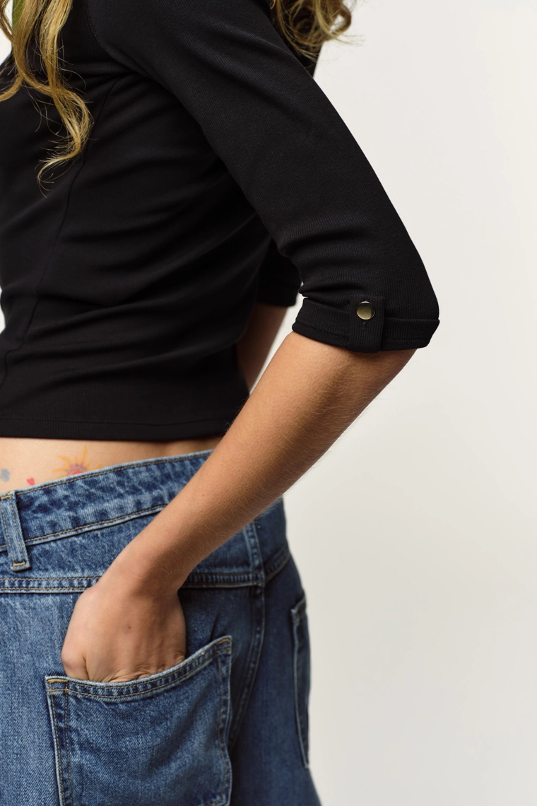 Футболка с узором и пуговицами