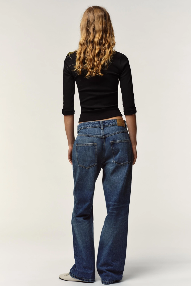 Футболка с узором и пуговицами