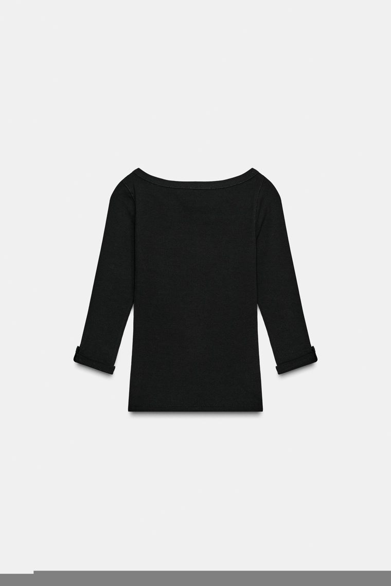 Футболка с узором и пуговицами