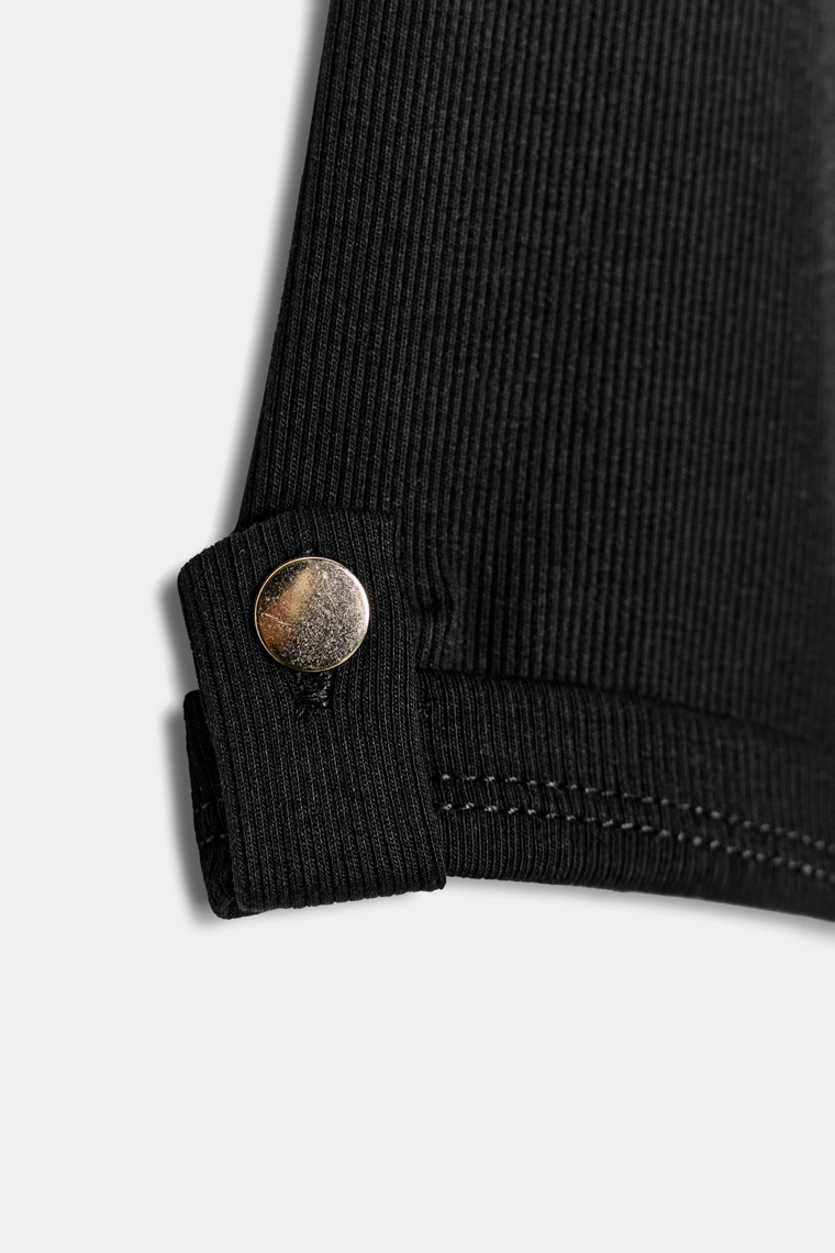 Футболка с узором и пуговицами