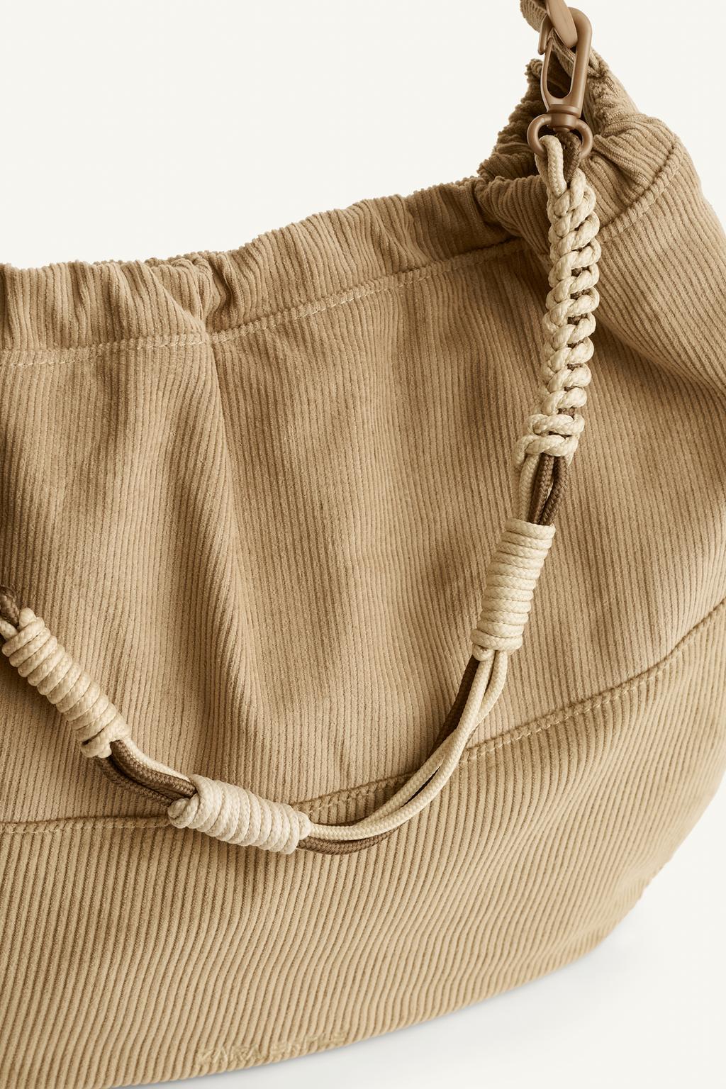 Сумка через плечо с отделкой, напоминающей хлеб, и съемным канатным элементом