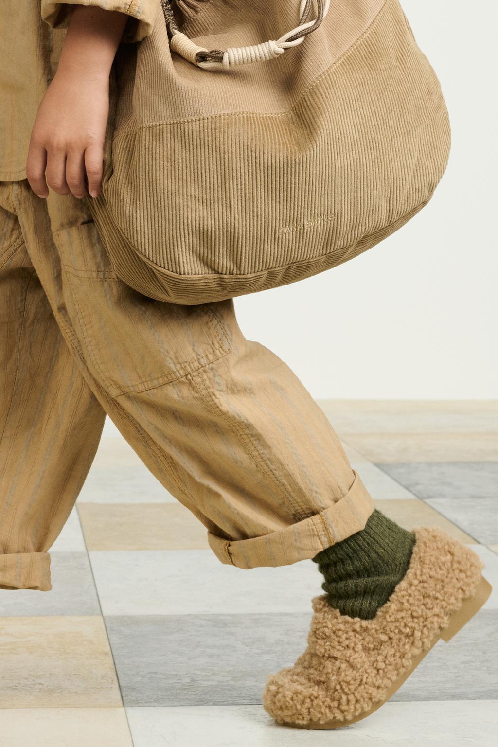 Сумка через плечо с отделкой, напоминающей хлеб, и съемным канатным элементом