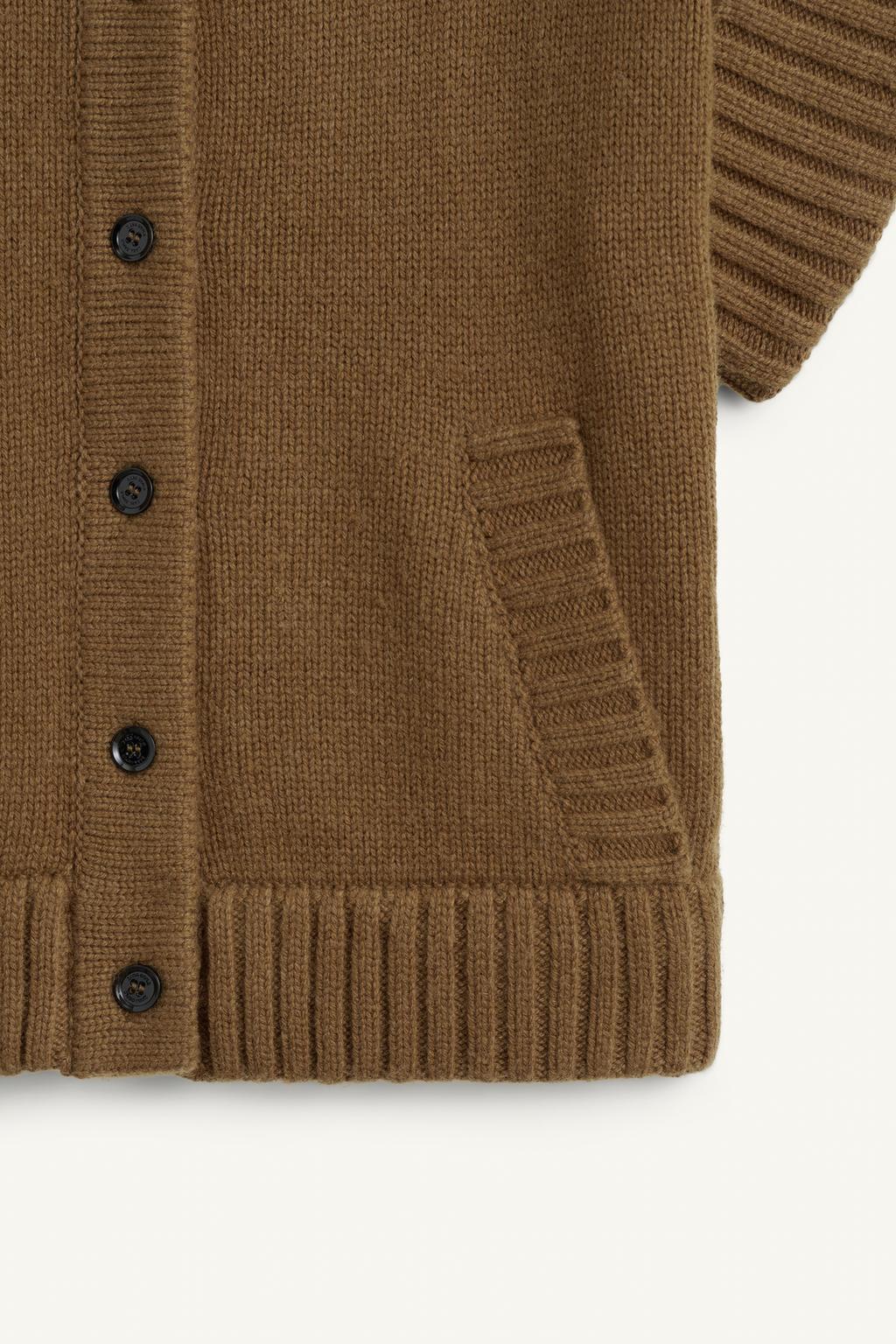 Жилет из вязаной ткани с лацканами