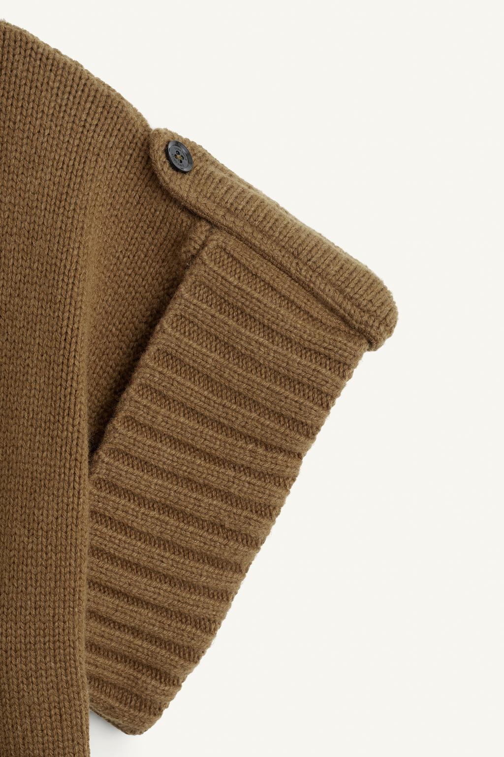 Жилет из вязаной ткани с лацканами