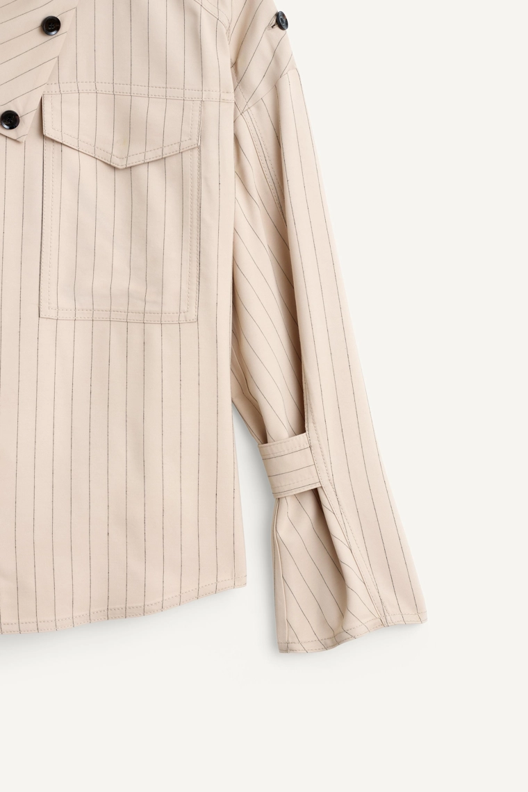 Рубашка с полосками и карманами