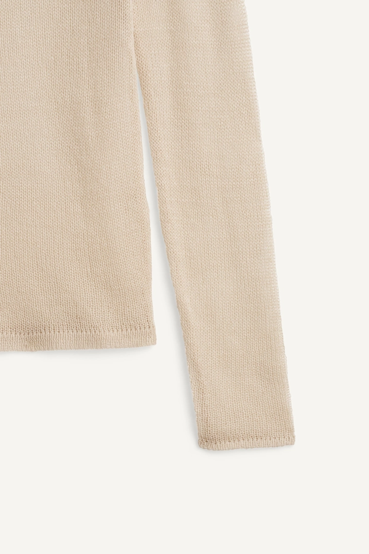 Свитер с высоким воротником