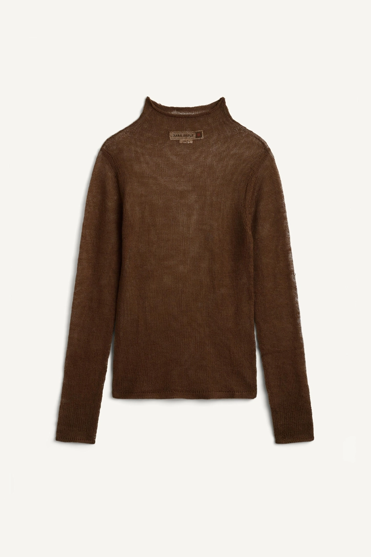 Свитер с высоким воротником и длинным рукавом