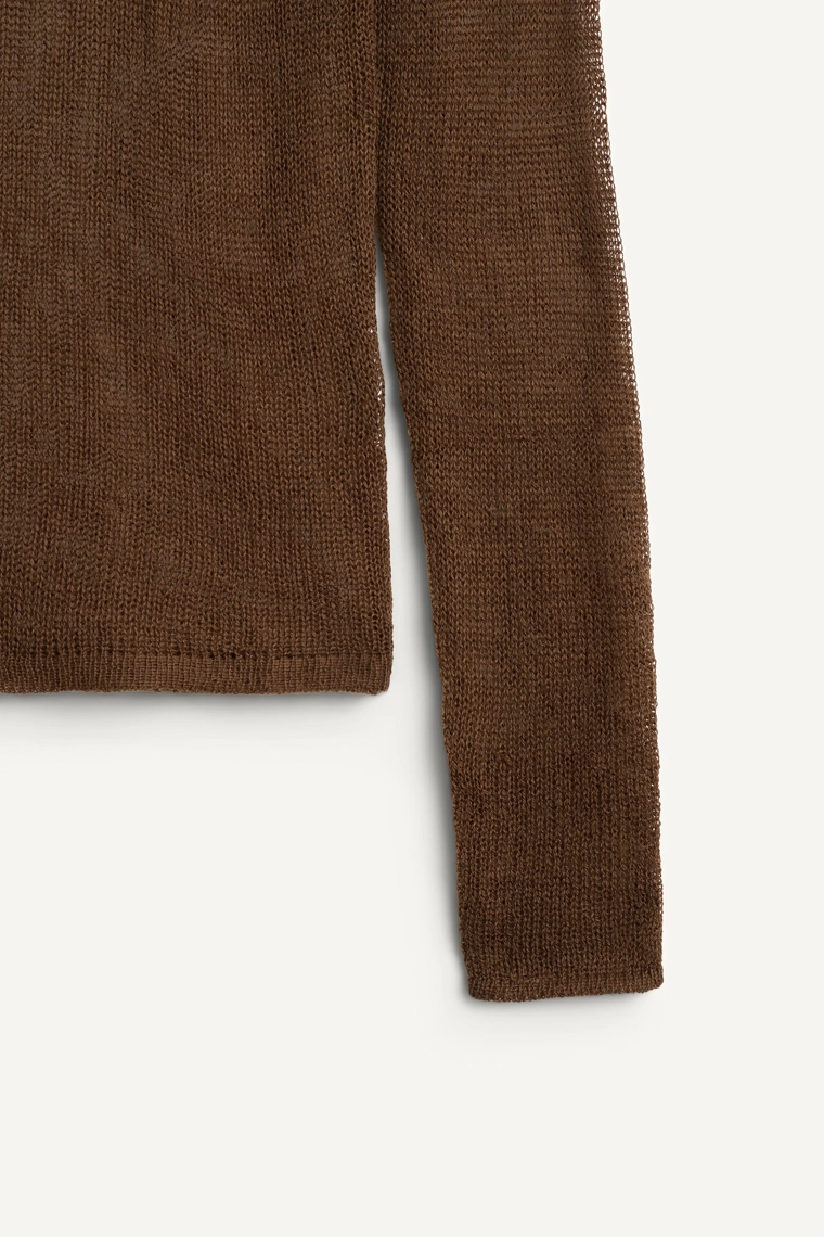 Свитер с высоким воротником и длинным рукавом