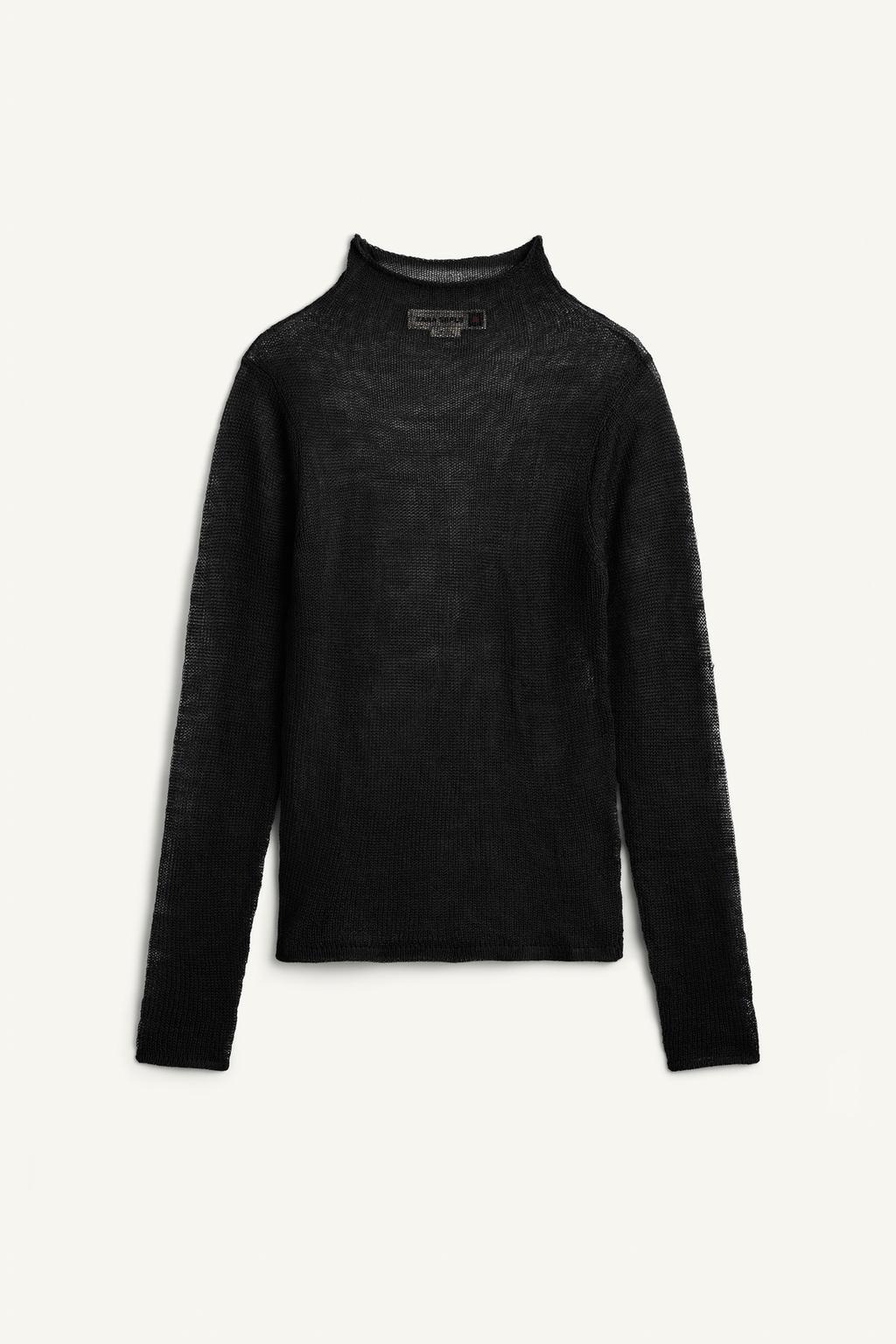 Свитер с высоким воротником