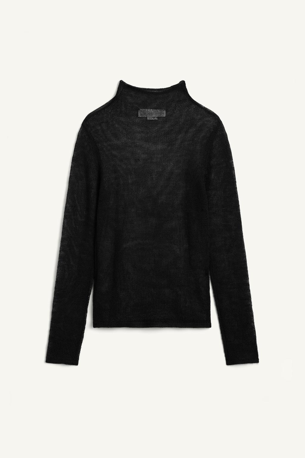 Свитер с высоким воротником