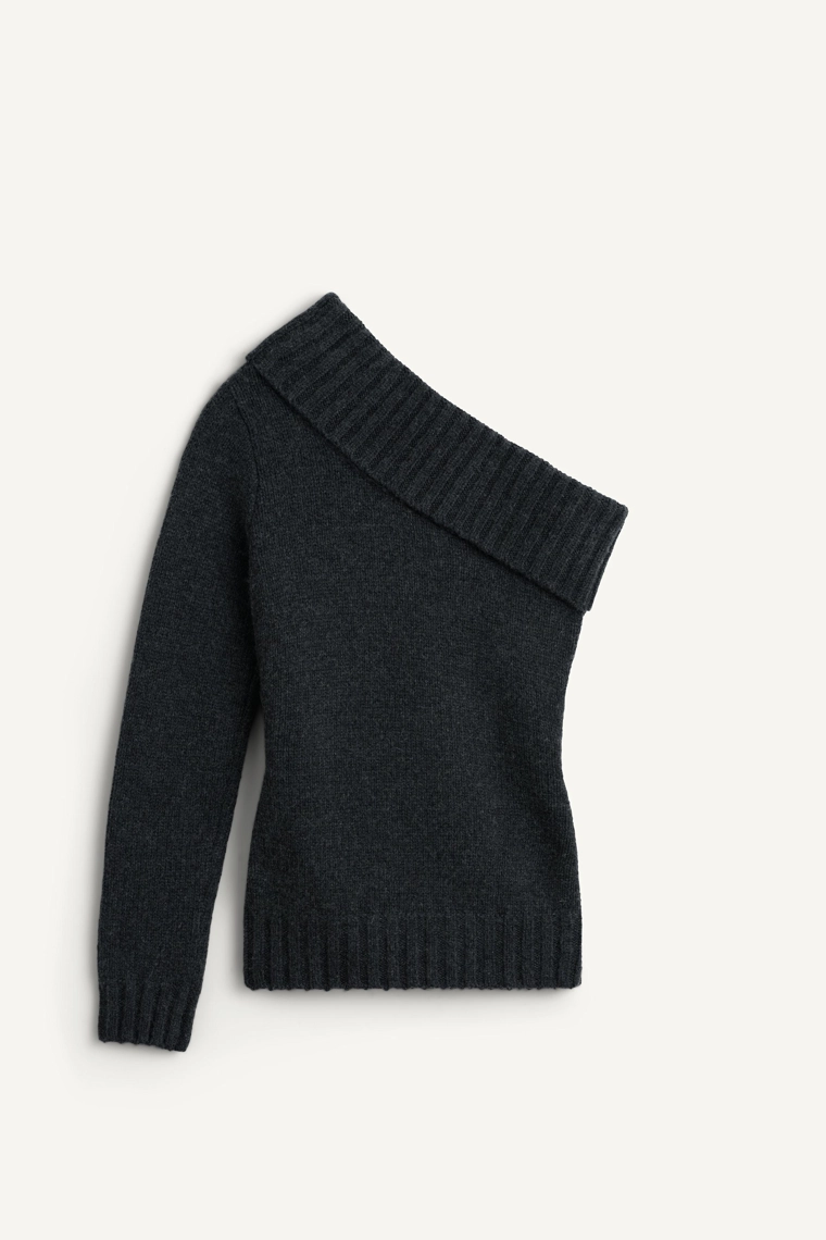 Свитер из пряжи шерсти