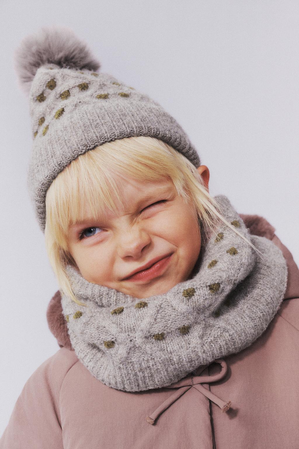 ТРИКОТАЖНАЯ ШАПКА В ГОРОШЕК С ПОМПОНОМ