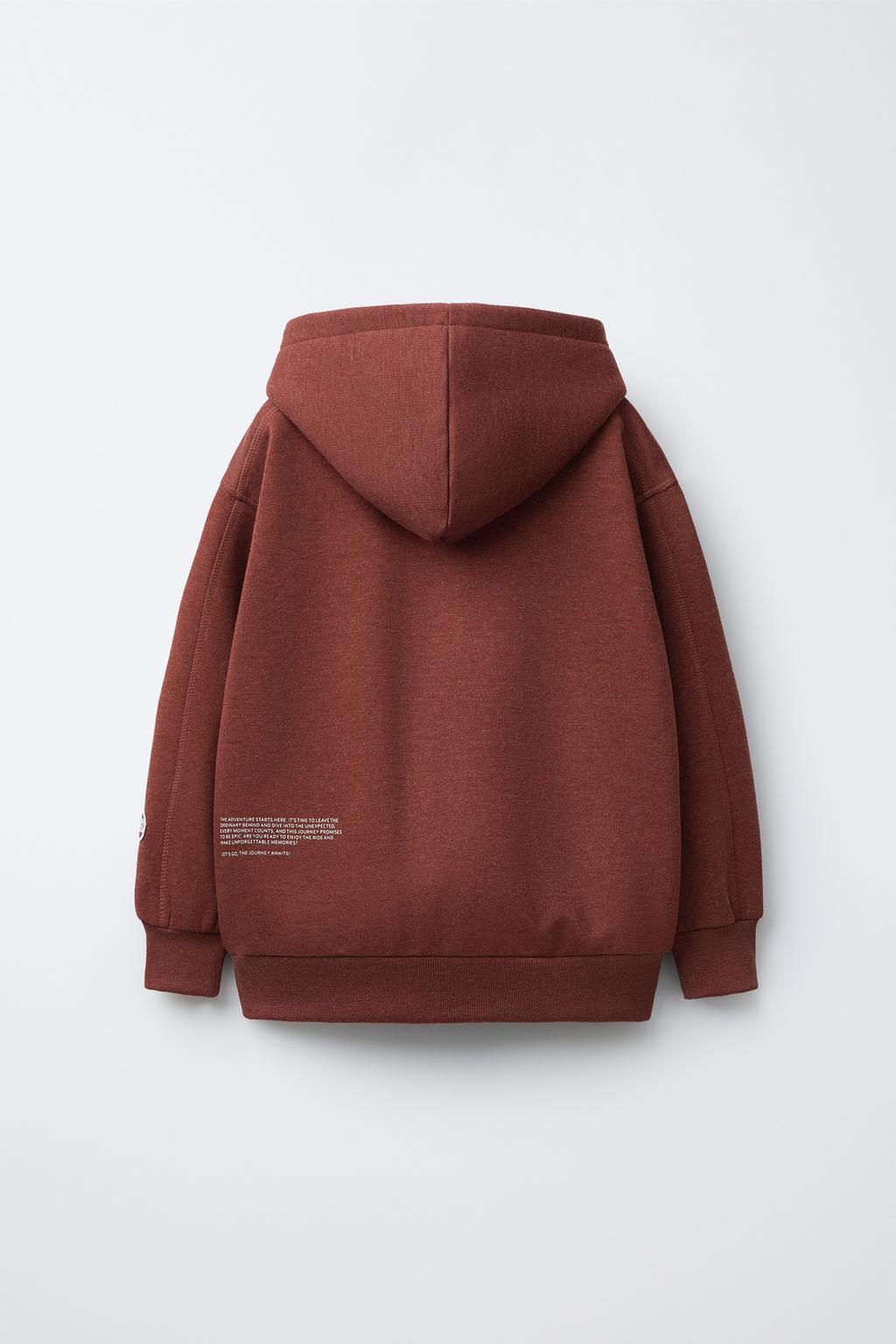 КОМПЛЕКТ ИЗ ТОЛСТОВКИ И БРЮК-ДЖОГГЕРОВ С ТЕКСТОВЫМ ПРИНТОМ